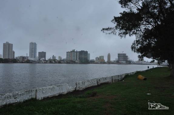 Em dia chuvoso, a cidade de TRamandaí vista de Imbé, do outro lado do canal, no litoral do Rio Grande do Sul